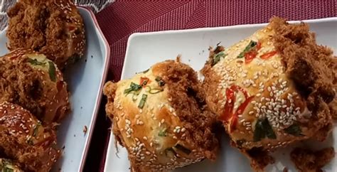 Olesi kembali kedua sisi roti yang sudah dipotong tadi dengan mayonaise, lalu tempelkan taburan abon. Resep dan Cara Membuat Roti Gulung Abon Enak Ala BreadTalk ...