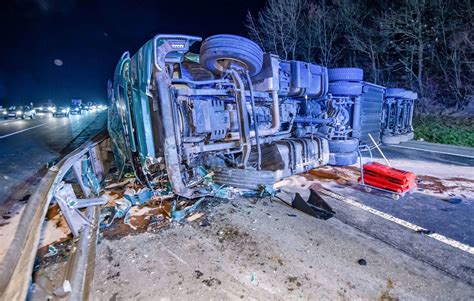 Lkw Kippt Um Schwere Unfälle Auf A3 Und A45 Autobahnen Gesperrt