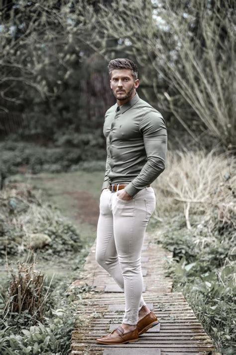 All of the shirts are supposed to have collars. 22 Hilarious Reactions To A Model Wearing A Ridiculously ...