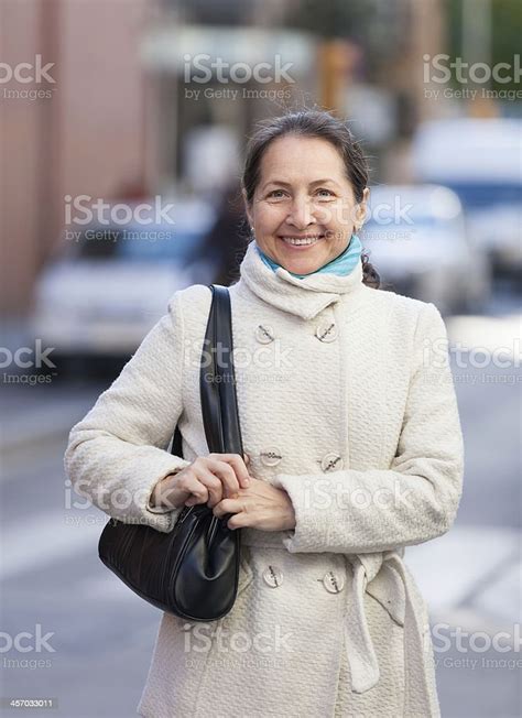 인물 행복함 중년 여자 무시레프 50 54세에 대한 스톡 사진 및 기타 이미지 50 54세 50 59세 가을 Istock