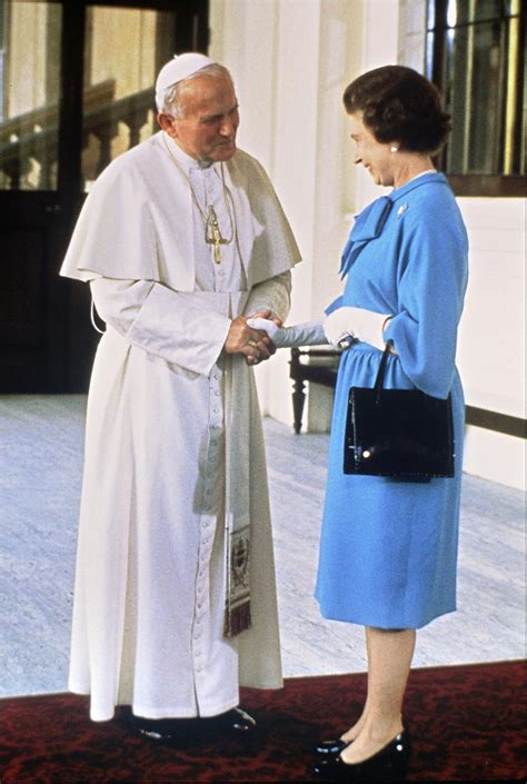 Von england herrscht bereits seit über einem halben jahrhundert über großbritannien und das 53 staaten umfassende im juli 1982 erhielt königin elizabeth einmal ungebetenen besuch in ihrem schlafzimmer. Queen Elizabeth II.: Stationen ihres Lebens | BRIGITTE.de