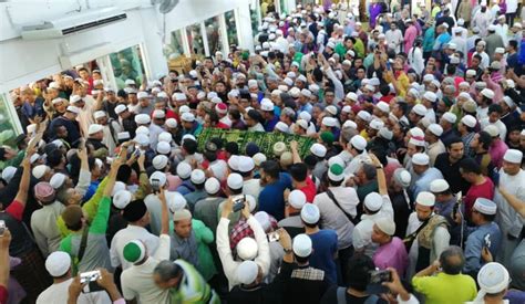 Gelapnya mahsyar dato seri ustaz abu hassan din al hafiz. 5,000 solat jenazah Ustaz Abu Hassan Din