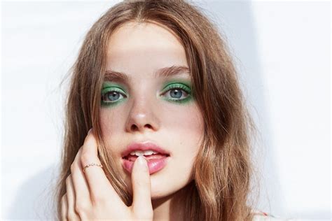 Four Bold 70s Makeup Looks That Bring The Disco Glam 70s Makeup Look
