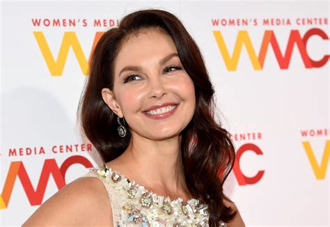 At age 17, she married michael ciminella, with whom she had christina ciminella, who would later change her name to wynonna judd. 5 Hot Photos of Ashley Judd's Face - SheKnows