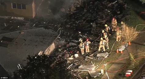 Plane Crashes Into Two Homes In Riverside California Daily Mail Online