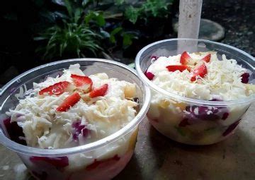 Tuangkan air ke dalam cup atau gelas plastik yang telah disediakan. Ternyata Cup Plastik Bikin Bisnis Salad Buah Makin Dilirik