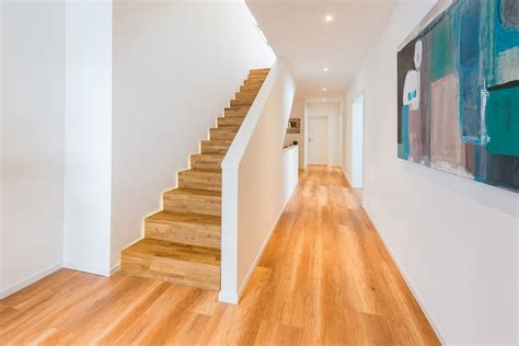Vom klassiker, der geradeläufigen treppe, bis hin zur repräsentativen bogentreppe reichen. Treppenbeleuchtung für Innen: Tipps und Ideen von Stadler