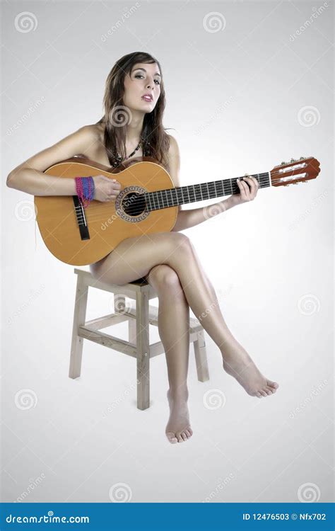 Muchacha Desnuda De La Guitarra En Una Silla Imagen De Archivo Imagen