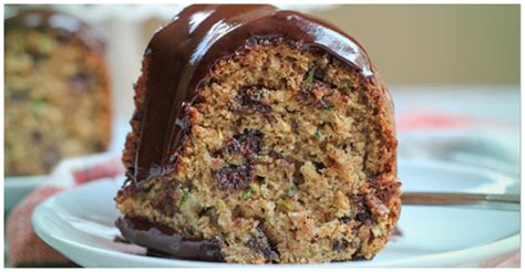 Pour into the prepared pan. Mandel-Zucchini Kuchen - GesundeRezepte.me