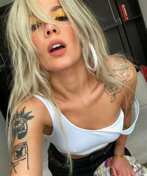 Halsey posted a picture of her natural hair, and we did a double take. Halsey | Halsey hair, Halsey, Halsey style