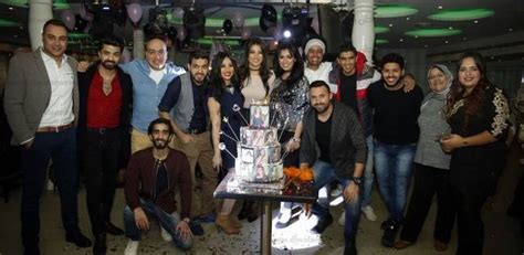 نشرت منى السابر، والدة الفنانة البحرينية حلا الترك، صوراً جديدة لها من جلسة تصوير حديثة على حسابها الرسمي على موقع إنستغرام، والتي أظهرت تغييراً واضحاً في شكلها، بطريقة أثارت جدلاً بين متابعيها.تعليقات الجمهور على إطلالة منى السابر الجديدةفعبر. بالصور| نجوم "ستار أكاديمي" يحتفلون بعيد ميلاد هايدي موسى ...