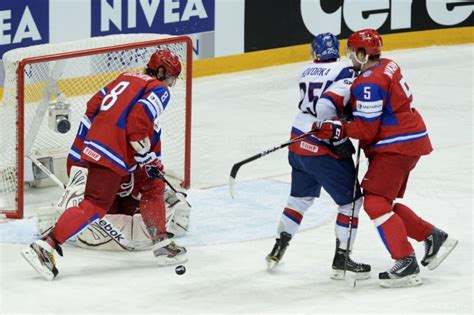 Slovensko #oslava #iihf slovensko v treťom zápase na majstrovstvách porazilo rusko 1:3 a získalo cenné 3 body. Finále MS 2012 v hokeji Rusko - Slovensko