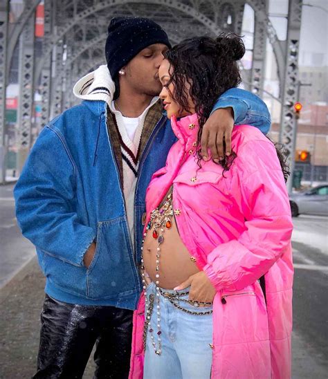 Pregnant Rihanna Shows Her Baby Bump Progress Photo