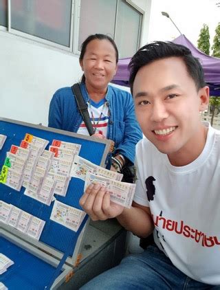 สาวชาวต.สูงเนิน ซื้อลอตเตอรีมีรูปผีน้อย ถูกรางวัลที่ 1 จำนวน 2 ใบ เงินรางวัล 12 ล้านบาท เผยจะนำเงินไปปลดหนี้ และเป็นทุนการศึกษาให้ลูก ลอตเตอรี่รูปผีน้อย : รวมรูปภาพของ แต่งผีก็กลัวซ้ำ! "จิมิ ...
