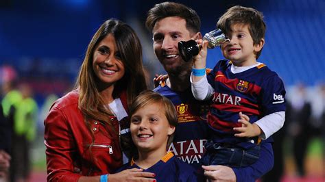 Messi was born one year before antonella and was close friends with antonella's cousin, lucas scaglia. Quem é Antonella Roccuzzo? Veja tudo o que você precisa ...