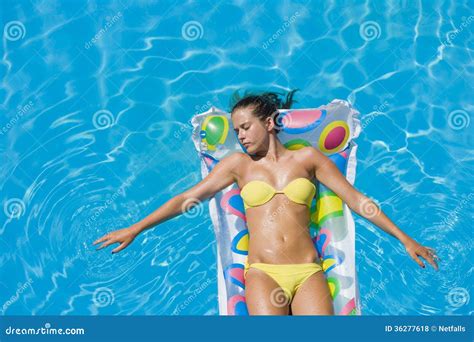 Een Meisje Ontspant In Een Zwembad Stock Foto Image Of Vlotter