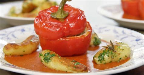 Gevulde Paprika S In Tomatensaus Met Gebakken Aardappelen Dagelijkse Kost