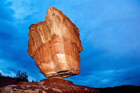 10 grandes rocas con poco equilibrio a punto de caer
