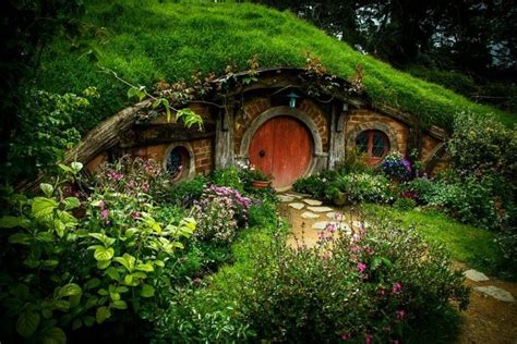 Small Group Tour From Auckland To Hobbiton Movie Set And Rotorua In A