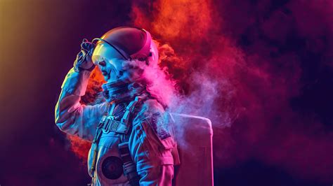 Astronauta Entre Humo De Colores Fondo De Pantalla 4k Hd Id6222