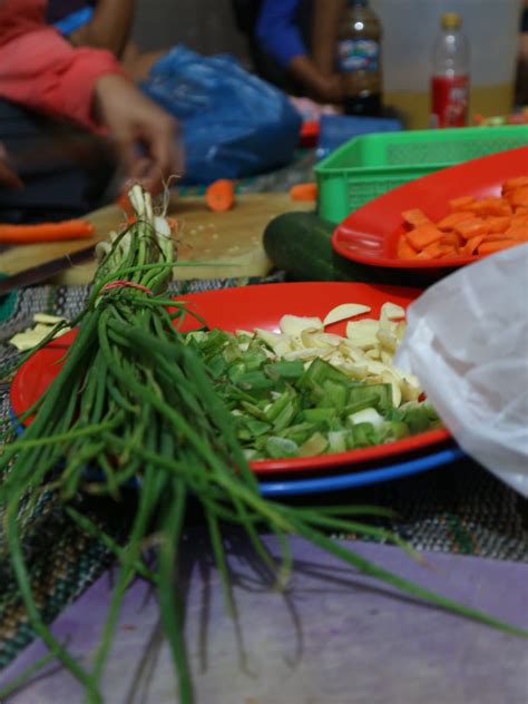 Gotong royong memupuk semangat perpaduan. Memupuk Kerja Sama dan Gotong Royong Melalui Kegiatan ...