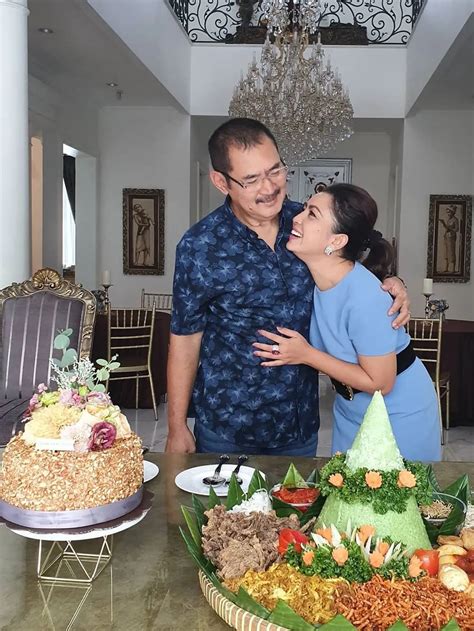 Mayangsari Dan Bambang Trihatmodjo Rayakan 20 Tahun Pernikahan Dengan Tumpeng Nasi Hijau