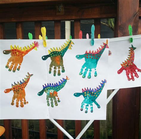 Mit Kindern Malen Dinos Aus Handabdrücken En 2020 Dinosaure Enfant