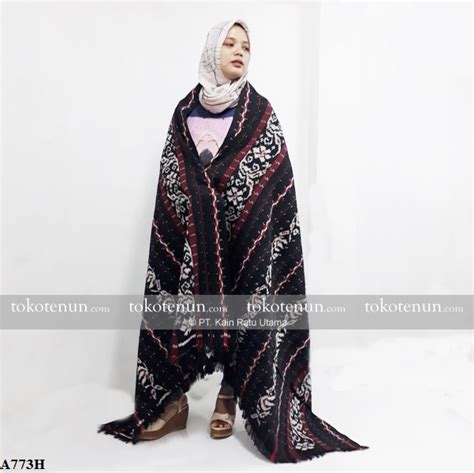 Produk ini tersedia juga di live halaman facebook kami galeri muslim. Jual Tenun Ikat Motif Maumere A773H | TOKOTENUN.com