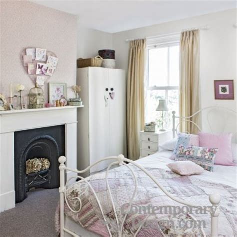 Cute bohemian room with low bed and modern bedding. Cute teenage girl bedroom ideas