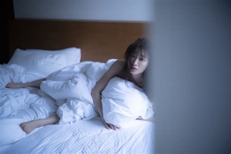 Click the image to download the flashcard. 「あ、写真集。今だ。」松本まりかが"オトナの遊び"を ...