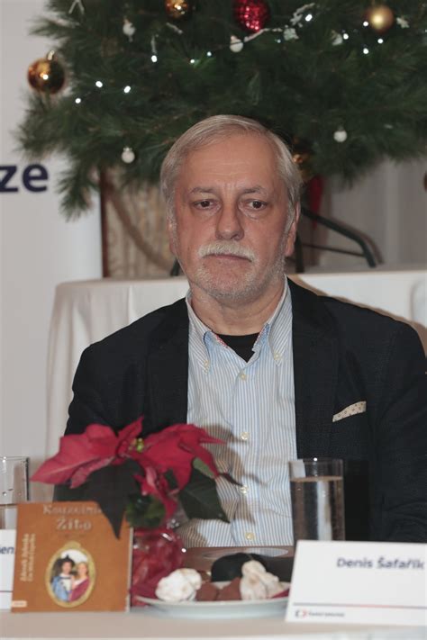 Není divu, že kdekoli se objeví, je v obležení přátel a kamarádů. Režisér Zdeněk Zelenka na tiskovce ČT k Vánocům 2018 ...