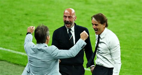 Former soccer player and manager who played on the italian national team from 1985 to 1992. newonce | Jak wydostać się z piekła. Gianluca Vialli ...