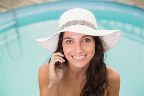 Hermosa Mujer En Bikini Relajante Foto Premium