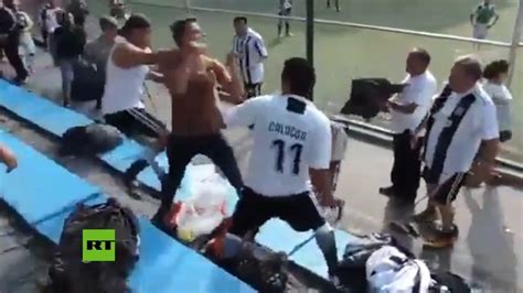 VIDEO Un partido de fútbol infantil se convierte en una batalla campal