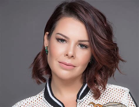 Ensaios sensuais com fotos exclusivas para o paparazzo, além de making of e entrevistas com as celebridades mais quentes do momento. Fernanda Souza vai com um tênis de cada par em academia ...