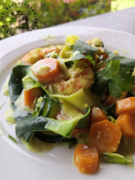 Crevettes tagliatelles de courgettes carottes au curry et crème de