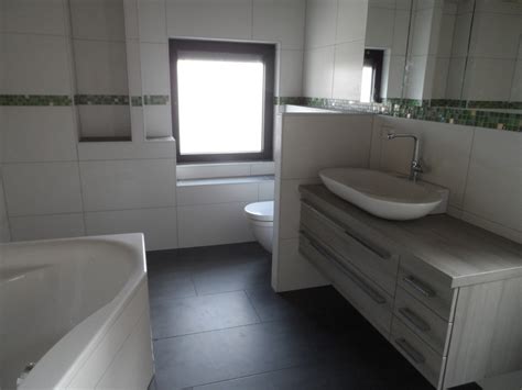 Ein badezimmer neu gestalten mit vielen ideen. Badezimmer Halbhoch Gefliest Mit Bordüre / Badezimmer schwarz und weiß gefliest mit Bordüre ...
