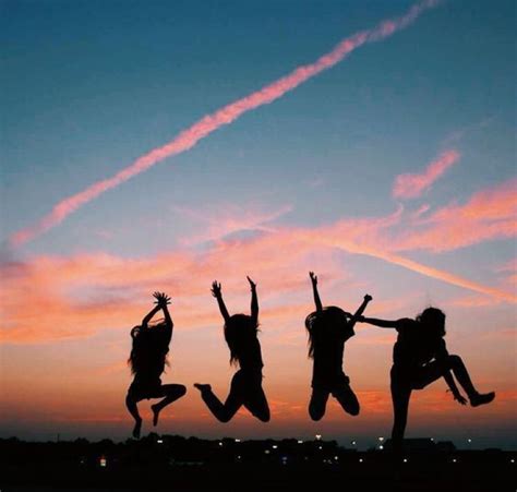 Sunset Group Pic 🥳 Friendship Photography Friends Photography Bff