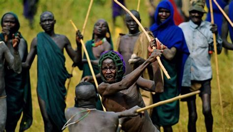 血腥激烈 非洲部落精壮男子赤裸打斗只为求偶