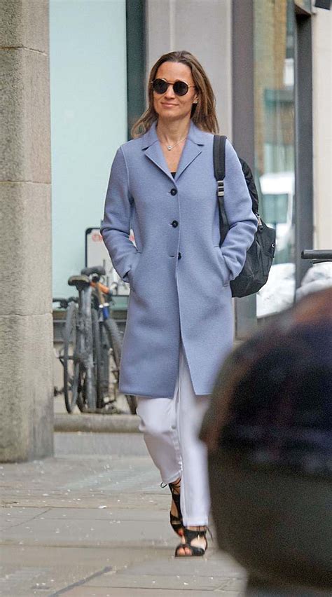 Пиппы нет в социальных сетях. Pregnant Pippa Middleton heads to the gym as Kate gives ...