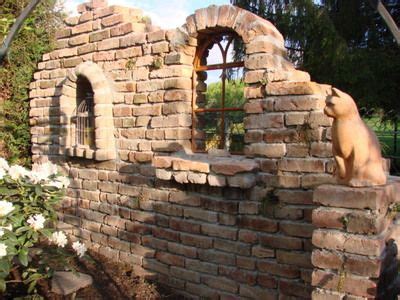 Vielleicht sind sie ein gärtner, der sich ständig um seine schätze im garten kümmert. Der Wächter der Burgruine. - Bilder und Fotos | Steinmauer ...
