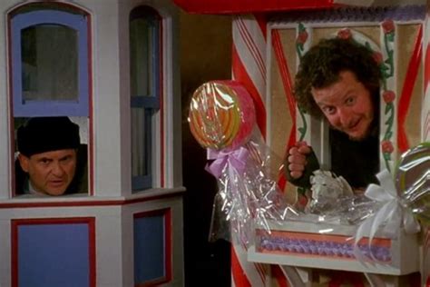Thieves Copy Home Alone 2 Movie Plot And Pose As Shop Dummies In