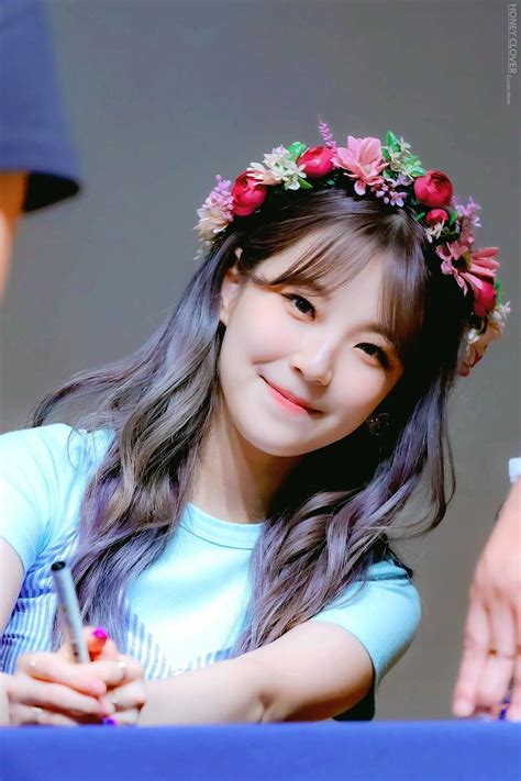 Viewing tweets won't unblock @fromis9tfln. fromis_9 - Jiheon 190628 | Selebritas, Kecantikan, Wanita