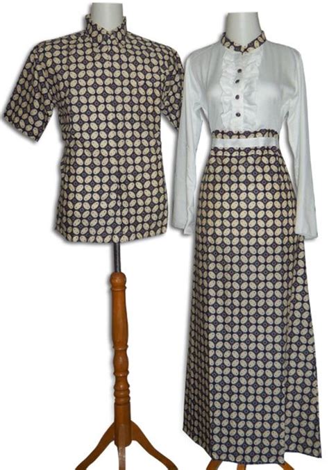 Aplikasi kain satin pada busana blog archive kain kiloan. Batik Sarimbit Modern, model gamis batik bahan katun batik ...