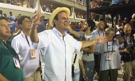 Prefeito do rio de janeiro, marido da cristine e pai do bernardo e da isabela. Eduardo Paes desce do camarote e cai no samba na Sapucaí ...