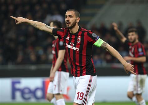 İtalyan basınında çıkan haberlere göre milan, 30 yaşındaki tecrübeli oyuncu leonardo bonucci için juventus kulübüne tam 40 milyon euro ödeyecek! Juve-Milan, Bonucci fischiato: i bianconeri non perdonano ...