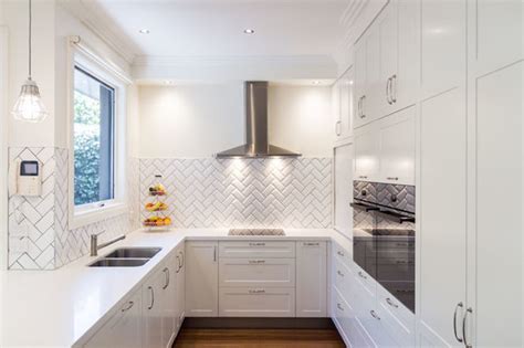 Rather than introduce another colour, white hexagonal tiles outlined with black grout is an extremely effective design statement. How to Choose a Splashback for a White Kitchen | Houzz AU
