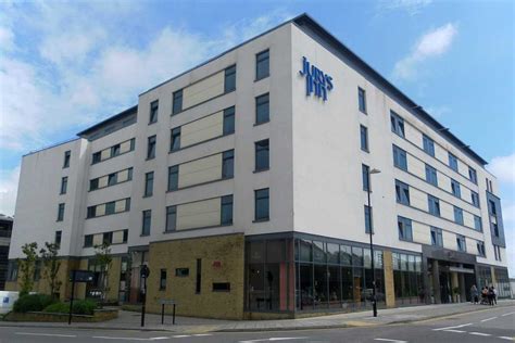 The brighton centre, the retail centre of the city and tourist attractions such as the laines, brighton dome, theatre royal brighton and the gardner centre are all within 15 minutes' walk. Jurys Inn Brighton hotel | englandrover.com