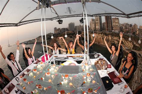 The surprise elements plated by dining in the dark make it an ideal spot for a romantic dinner in kl. 10 Perkara Tentang Makan Malam "Tergantung" 150 Kaki Di ...