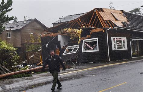 ‘debris Flying Everywhere As Tornado Touches Down In Manzanita Oregon